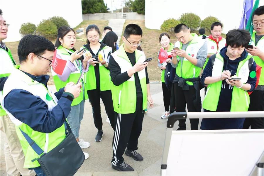 补给点处自觉扫码捐款