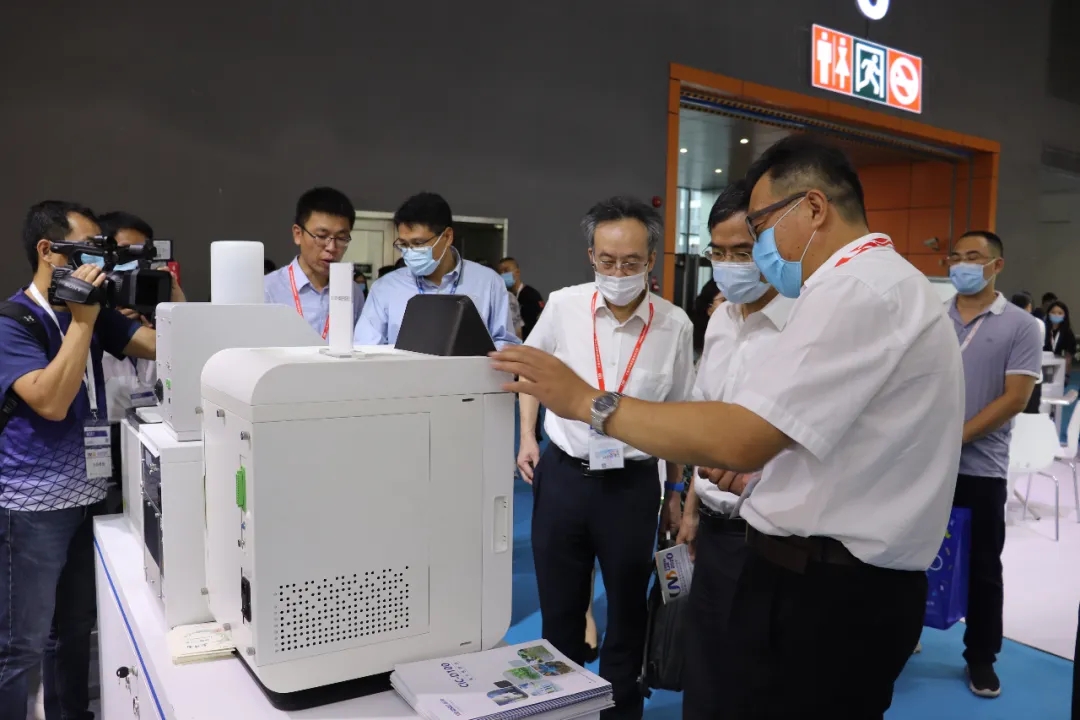 广东省科技厅龚建文巡视员及中国昭通分析测试中心测试钻研所陈江韩所长一行光临博天堂集团展位参观领导