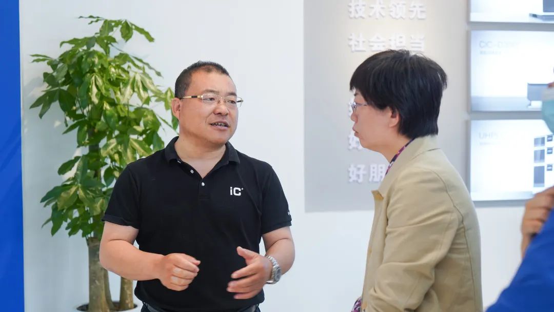 通辽市科技局副局长徐凌云等参观展厅