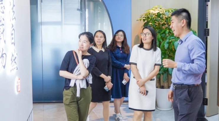 中国仪器仪表学会副秘书长张莉一行光临博天堂集团调研领导