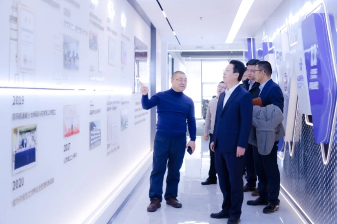 通辽银行总行行长吴显明一行到访青源峰达集团